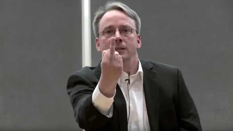 Linus Torvalds, skaberen af Git, giver fingeren